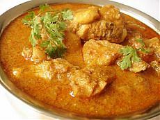 Un piatto di carne condita con il curry.